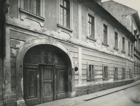 Eger. Alkotmány utca 4.