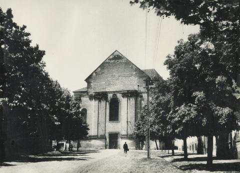 Eger. Arany János u. 1. Trinitárius templom