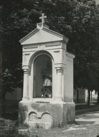 Gyula. Szt. Mária szobor-fülke