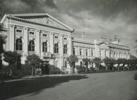 Gyula. Dózsa György tér 3.