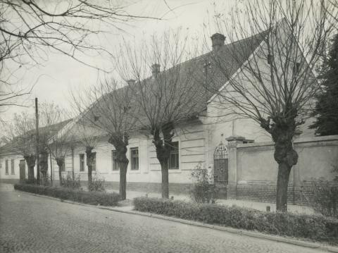 Gyula. Dózsa György tér 4.