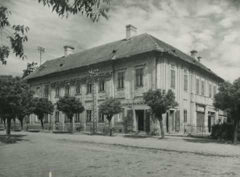 Gyula. Erkel tér 1.