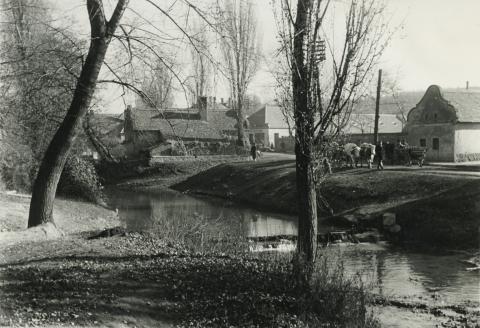 Az ajkai Alkotmány utca képe a Torna patakkal