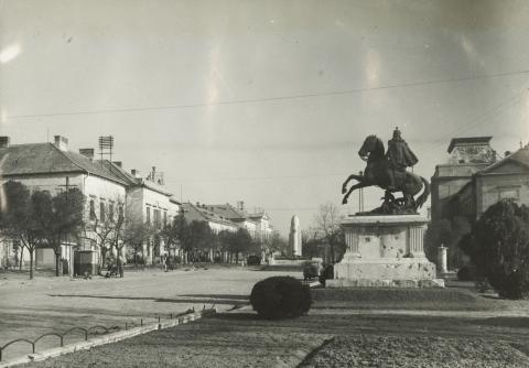 Jászberény. Lehel vezér tér (Sztálin tér) a Jászhuszár emlékkel, szemben a Jászkun székházzal
