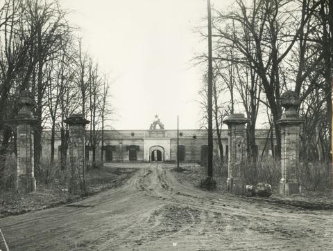 Fertőd. A Lovarda bejárata