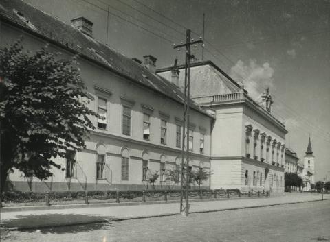 A balassagyarmati egykori megyeháza a Civitas Fortissima (volt Köztársaság) tér 2. szám alatt