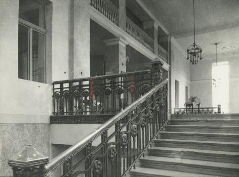 A balassagyarmati egykori megyeháza lépcsőháza az eredeti mellvéddel
