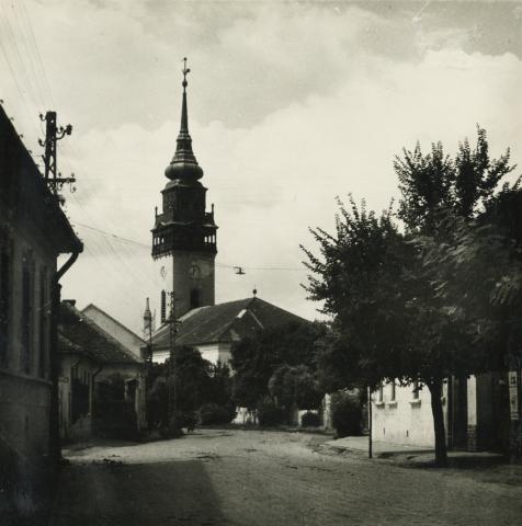A nagykőrösi református templom a Szolnoki út felől