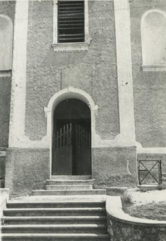 A gyulakeszi római katolikus templom bejárata