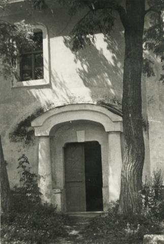 A monoszlói református templom oldalbejárata