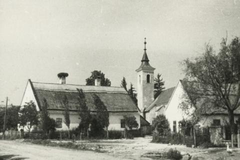 A balatonszőlősi református templom és környéke