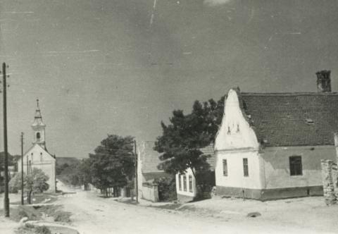 Barnag Fő utcája a református templommal