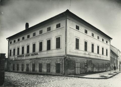 Szeged. Kálmán utca 16-17. - Peternelly József raktára