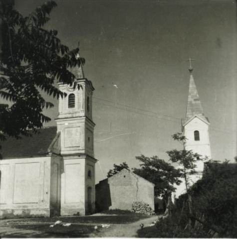 Az evangélikus és római katolikus templom Balatonakaliban