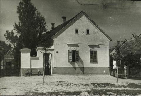 Balatonkeresztúr. Kossuth L. u. 25.