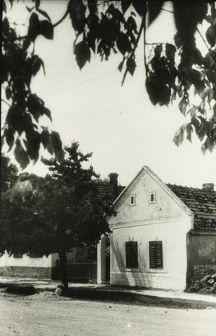 Balatonszárszó. Fő u. 44.