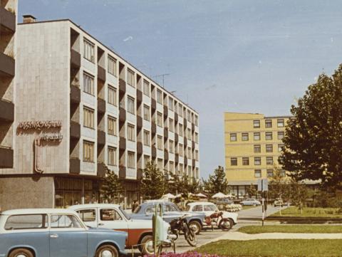 Dunaújvárosi Korányi Sándor utca, háttérben a kórház épületével