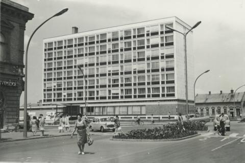 Szolnok. Pártház