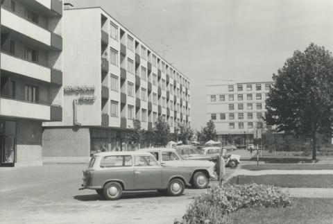 Dunaújváros. Korányi Sándor utca, szemben a Szent Pantaleon Kórház