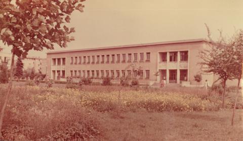 A Vasvári Pál Általános Iskola épülete Dunaújvárosban