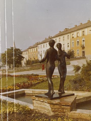 Várpalota. Mikus Sándor "Táncoló leánykák" című szobra