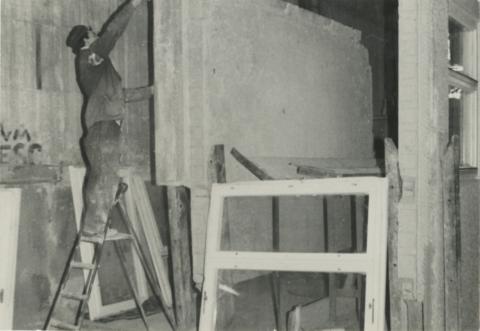 A 43. sz. ÁÉV munkatársa a Békásmegyer, 642. jelű épület építésénél